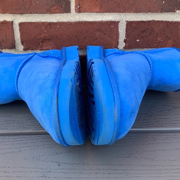 UGG Classic Mini Shearling Lined Boots - Picture 7 of 11